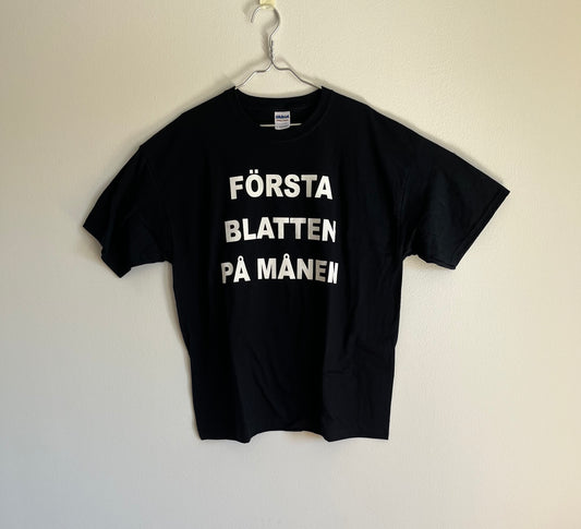 Första Blatten På Månen Tee - BLK/ Vit