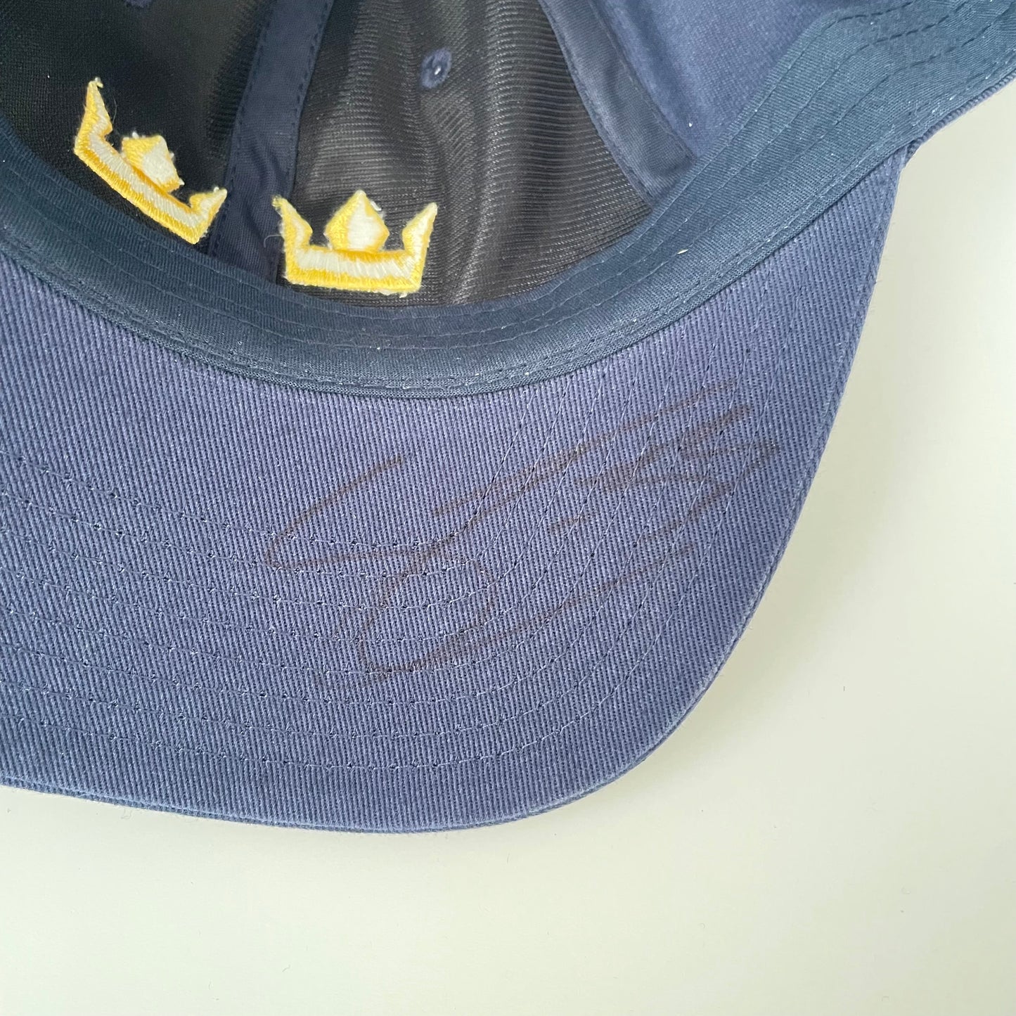 Tre kronor keps och tavla signerad av Filip Forsberg - Navy