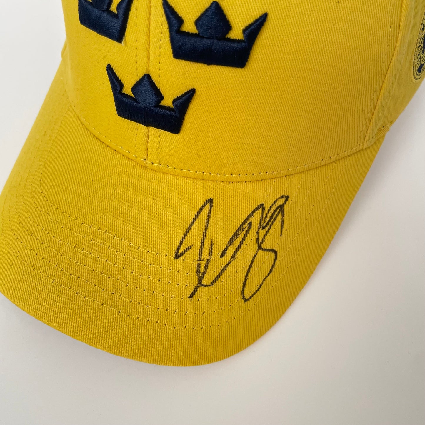 Tre kronor keps och tavla signerad av Filip Forsberg - Gul