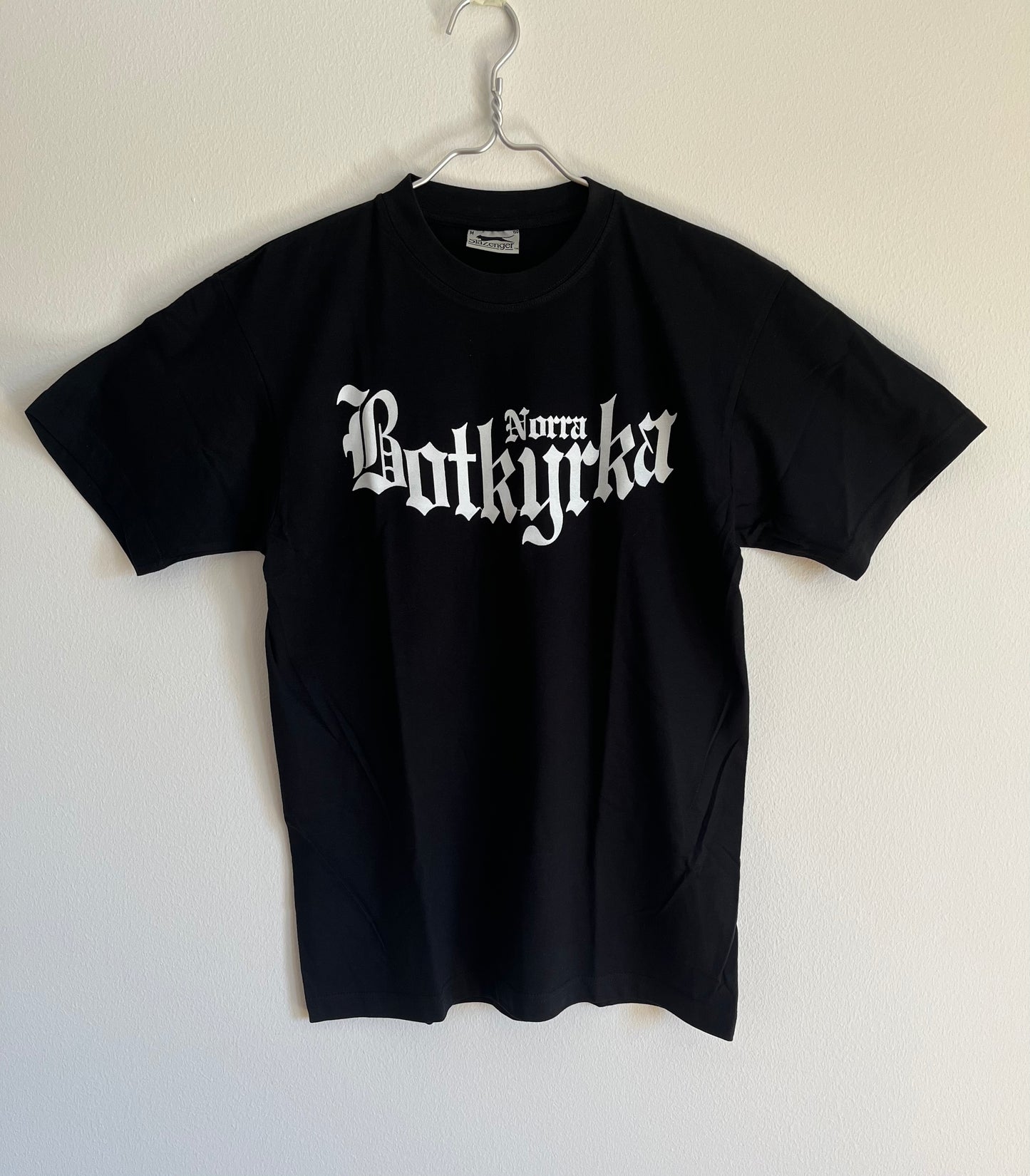 Bågformad Norra Botkyrka Tee - BLK/ vit