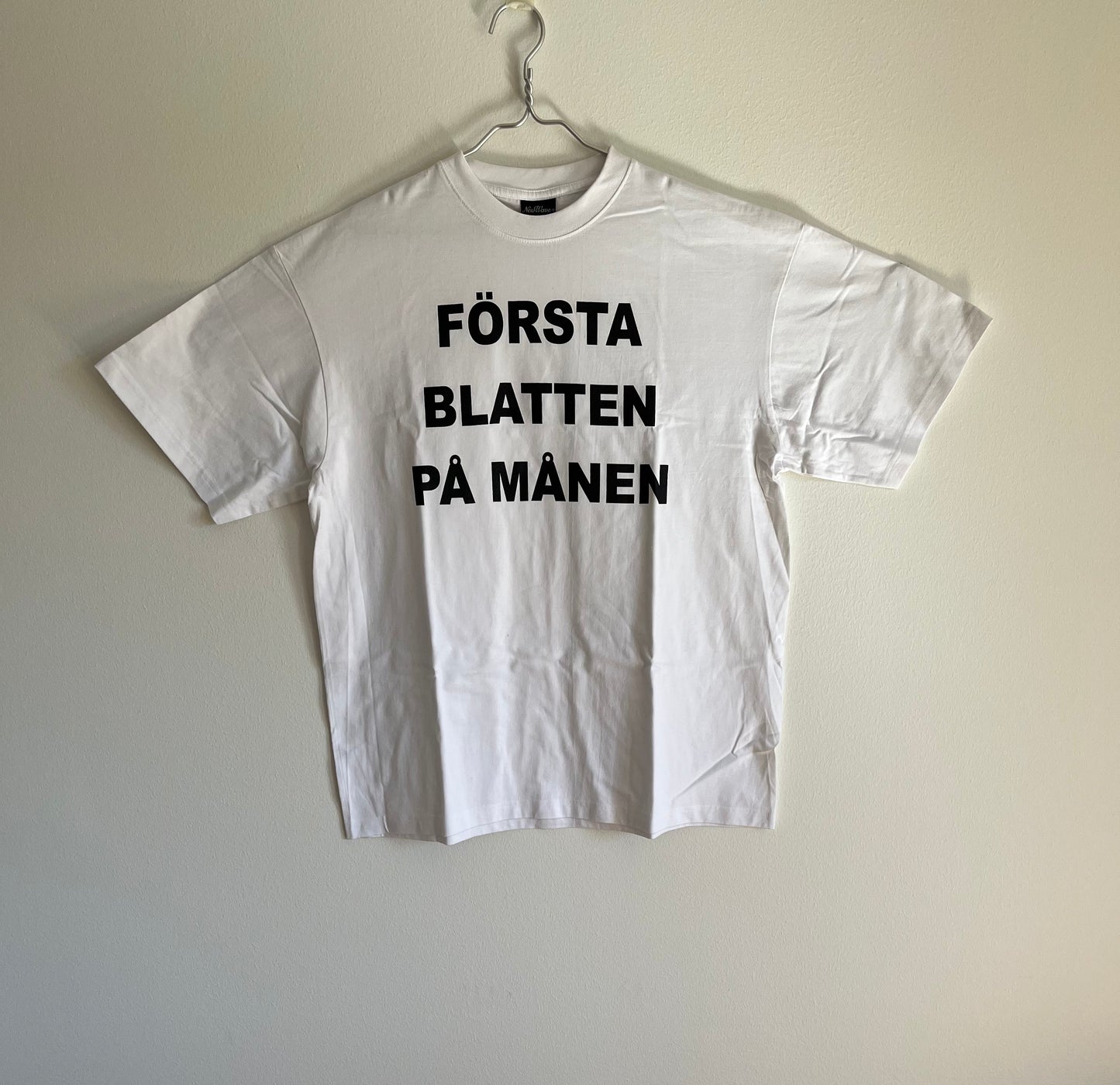 Första Blatten På Månen Tee - Vit/ BLK